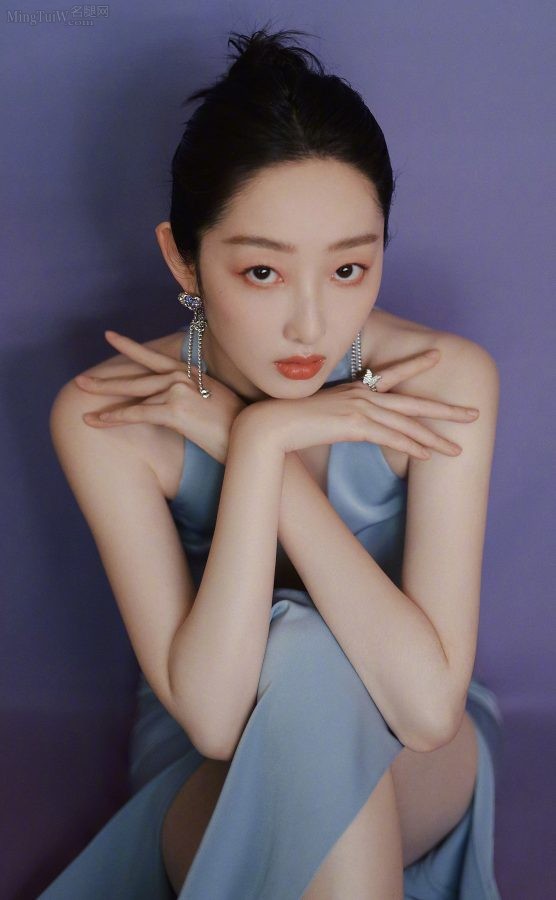 蒋梦婕身着一条蓝色修身开衩裙翘起细长美腿(5/6)
