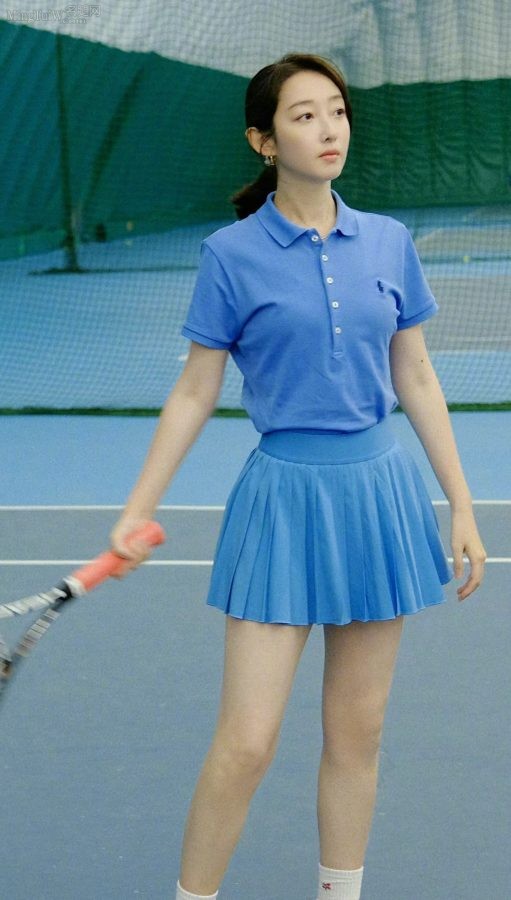 蒋梦婕在球场穿蓝色网球裙露出少女腿(3/4)