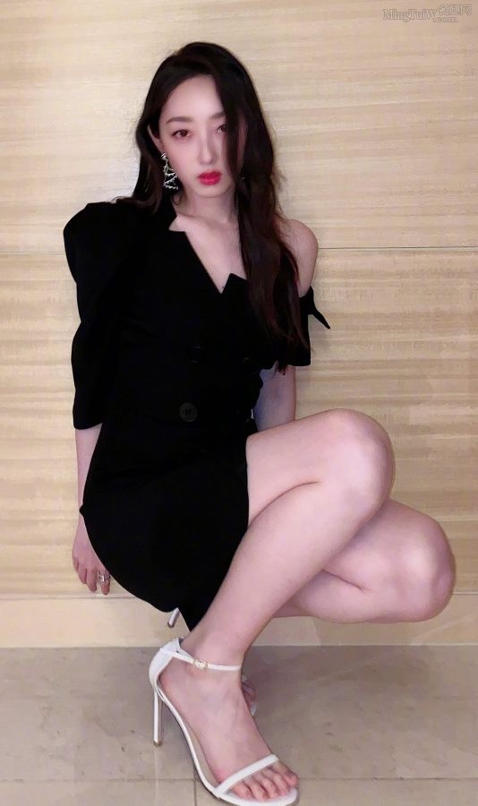 Jiang Mengjie's beautiful feet wearing white sandals and high heels are charming and squatting(1/2)