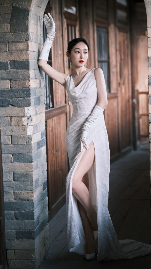 蒋梦婕穿一条高开叉露背礼服，烈焰红唇和白皙肌肤相应成辉(1/5)