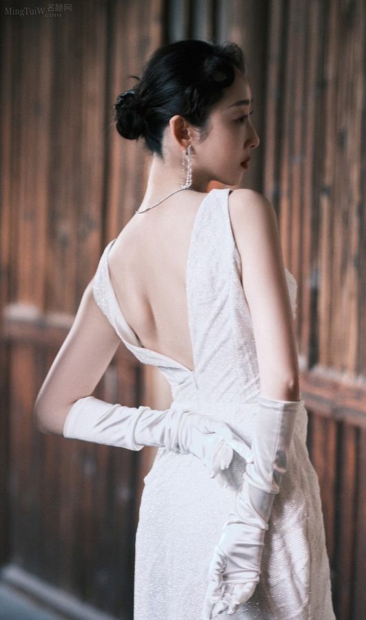 蒋梦婕穿一条高开叉露背礼服，烈焰红唇和白皙肌肤相应成辉(3/5)