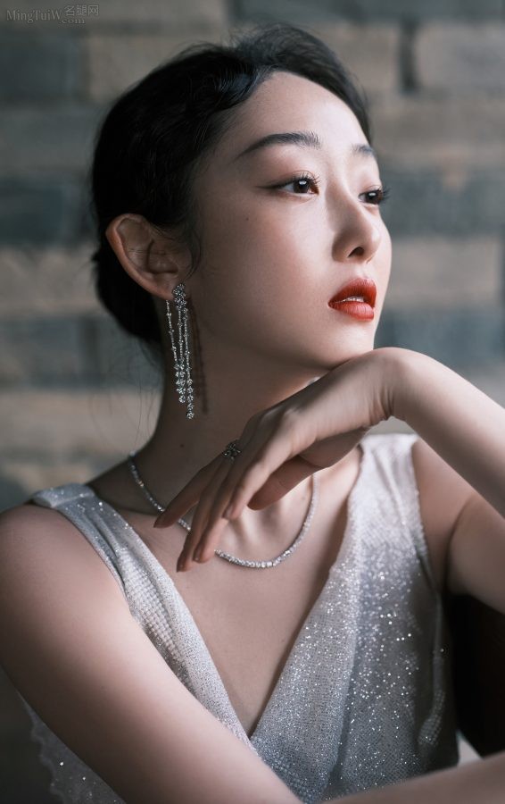 蒋梦婕穿一条高开叉露背礼服，烈焰红唇和白皙肌肤相应成辉(4/5)