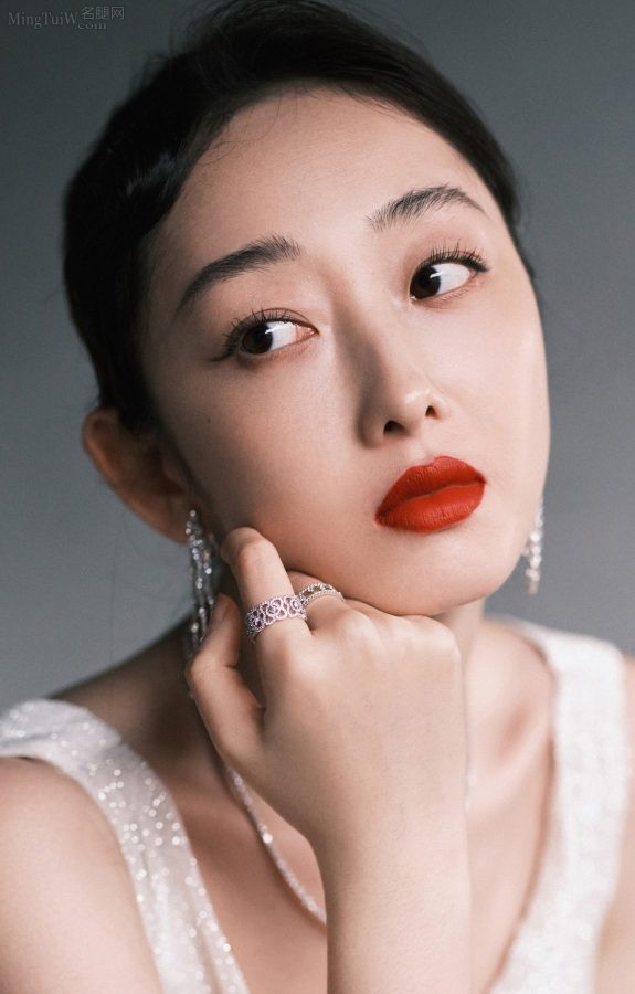 蒋梦婕穿一条高开叉露背礼服，烈焰红唇和白皙肌肤相应成辉(5/5)