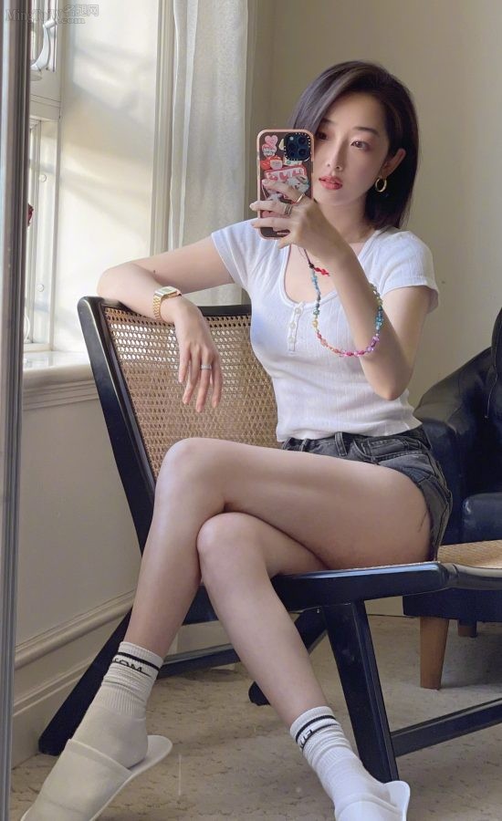 蒋梦婕穿牛仔热裤翘腿坐姿大腿太美(2/3)
