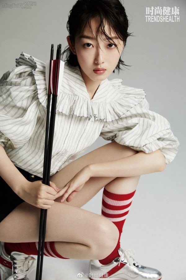 《时尚健康》杂志蒋梦婕的白皙美腿(2/4)