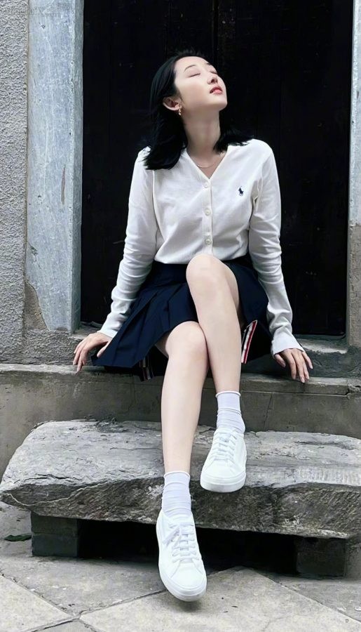 蒋梦婕穿小白鞋生活照显露出令人羡慕的纤细腿部(2/7)