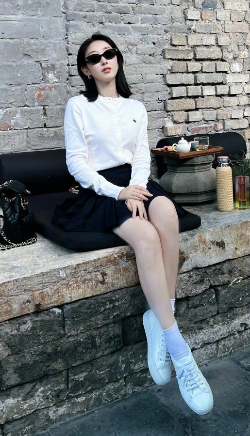 Jiang Mengjie's daily photos wearing white shoes reveal her enviable slender legs(3/7)