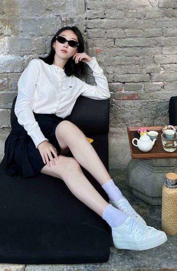 蒋梦婕穿小白鞋生活照显露出令人羡慕的纤细腿部(4/7)