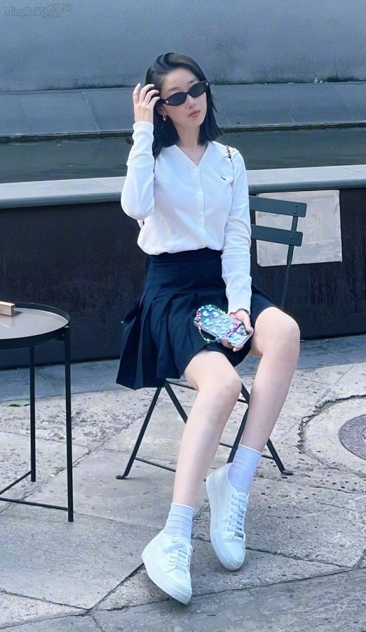 蒋梦婕穿小白鞋生活照显露出令人羡慕的纤细腿部(1/7)