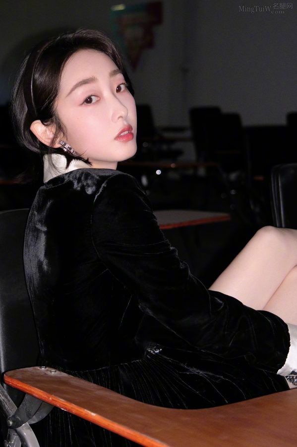 蒋梦婕白皙纤长的美丽小腿(6/7)