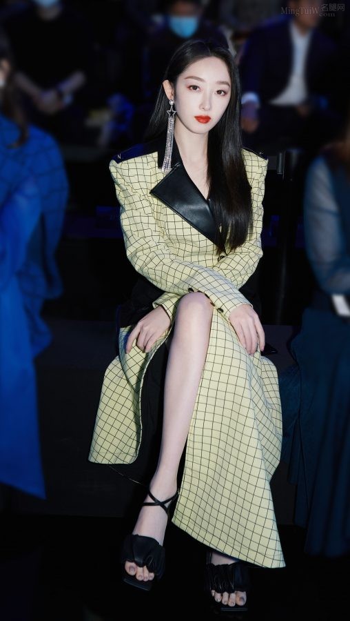 年轻的御姐蒋梦婕穿开衩裙露玉腿亮相中国国际时装周(1/4)