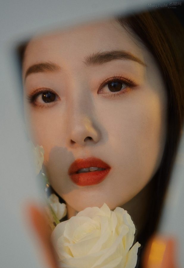 年轻的御姐蒋梦婕穿开衩裙露玉腿亮相中国国际时装周(4/4)