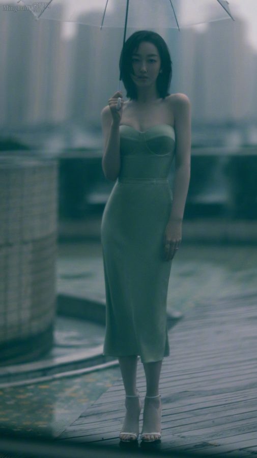 女明星优雅登台玉手玉脚纤细动人(4/5)