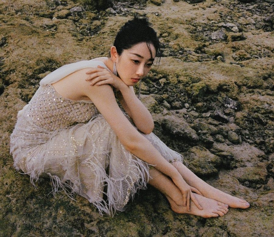 蒋梦婕海边旅拍展现绝美玉足(2/9)