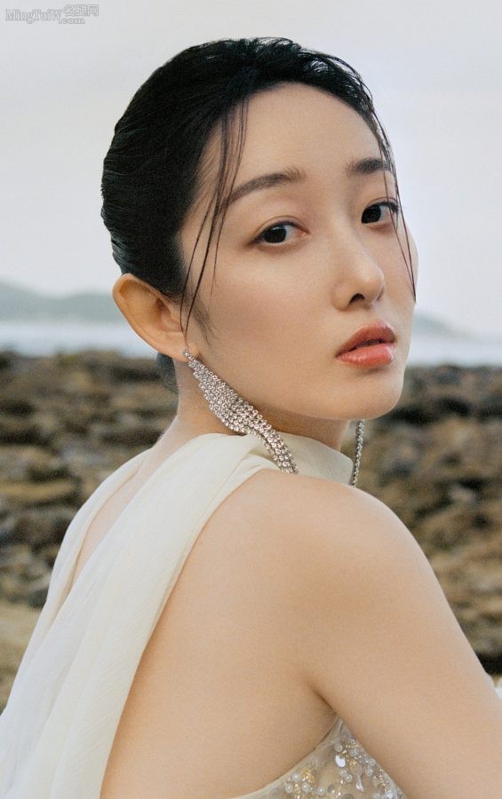 Jiang Mengjie shows off her beautiful feet during her beach trip(4/9)