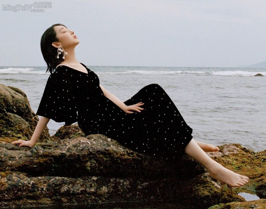 蒋梦婕海边旅拍展现绝美玉足(5/9)