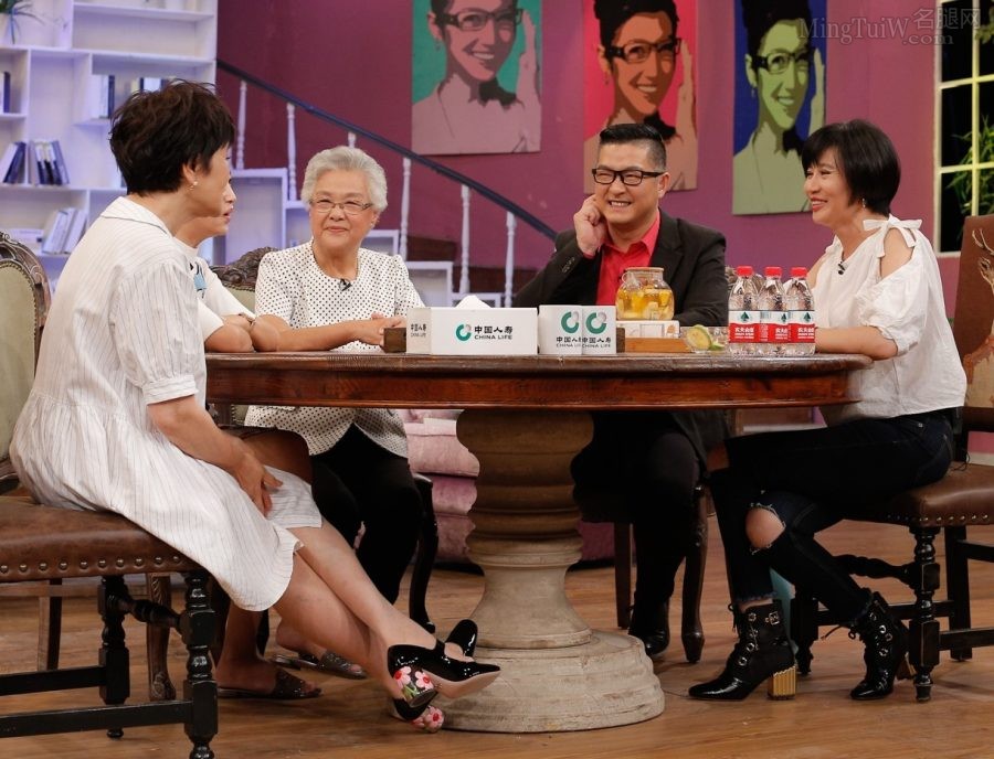 《春妮的周末时光》春妮和梁丹妮的高跟腿(14/19)