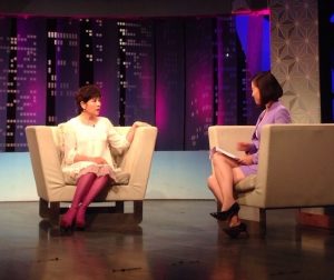 BTV《生活》节目梁丹妮穿紫色丝袜接受主持人高燕访问