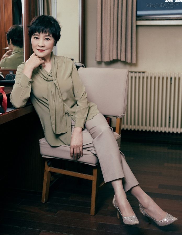 梁丹妮保守穿着长裤踩尖头高跟亮脚背(1/2)