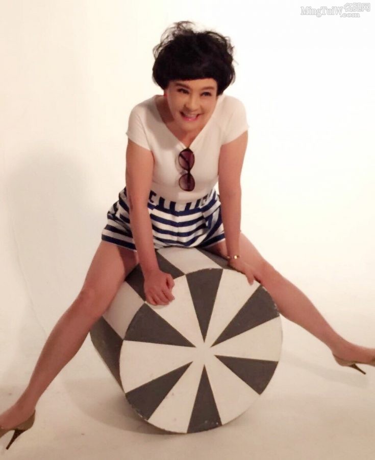 Liang Danni showed off her mature beautiful legs and high heels in the studio with short hair style(1/7)