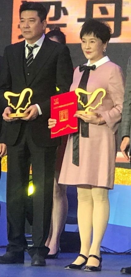 梁丹妮腿穿肉丝丝袜在电影颁奖礼中领奖(2/3)