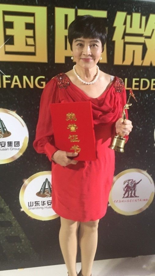 潍坊微电影节梁丹妮腿穿肉丝获奖(2/2)
