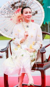 《我们来了》真人秀节目刘嘉玲穿古风纱裙配豹纹高跟翘腿坐姿（第2张/共16张）
