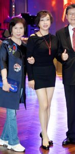 超熟的女星刘晓庆超短裙下的肉丝美腿（第1张/共1张）