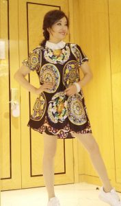 成熟女星刘晓庆穿花裙腿上貌似有丝袜