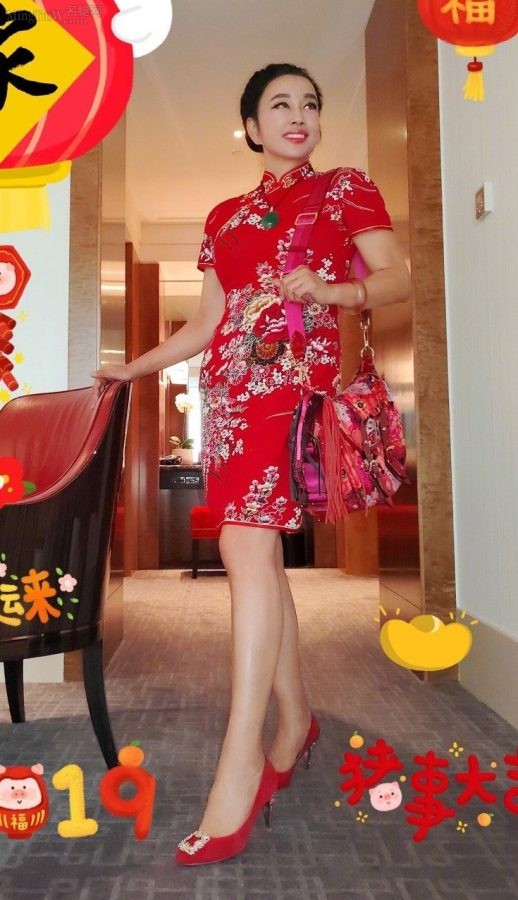 刘晓庆穿喜庆红旗袍配红高跟（第1张/共2张）