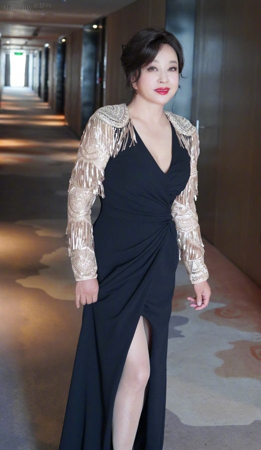 刘晓庆穿深V开衩裙展现质感丝袜腿(2/5)