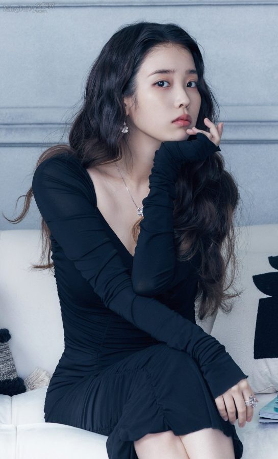 韩国女歌手李知恩为《Vogue》杂志拍写真（第3张/共3张）