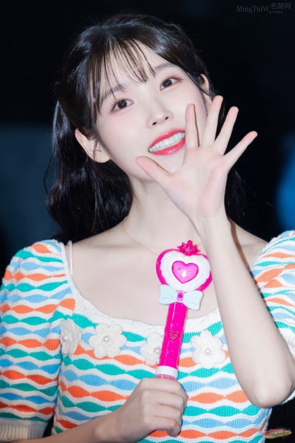 韩国美女李知恩美白腿穿高跟皮靴外出被拍(11/13)