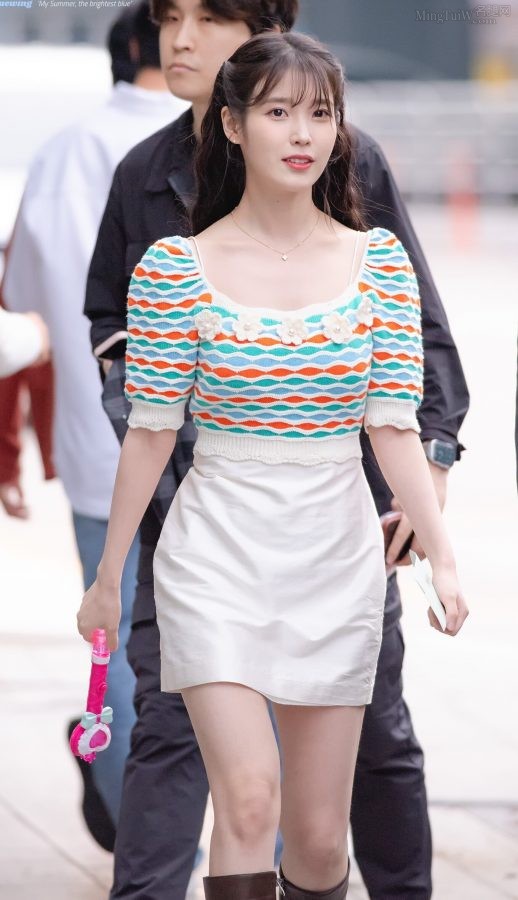 韩国美女李知恩美白腿穿高跟皮靴外出被拍（第3张/共13张）