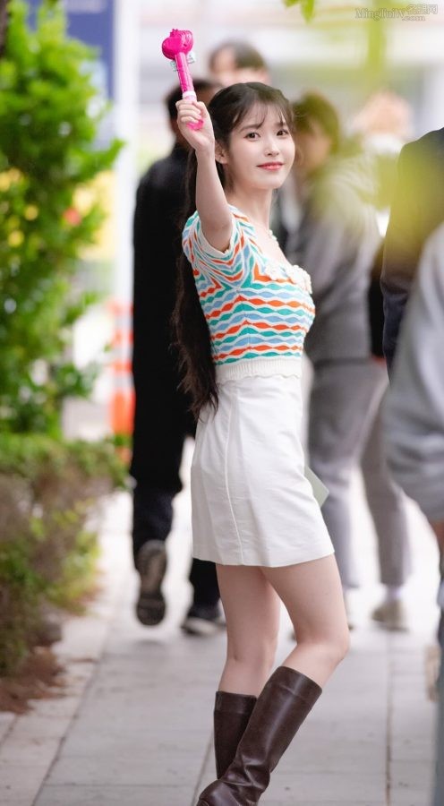 Korean beauty Lee Ji-eun was photographed while whitening her legs and wearing high-heeled leather boots when going out(5/13)