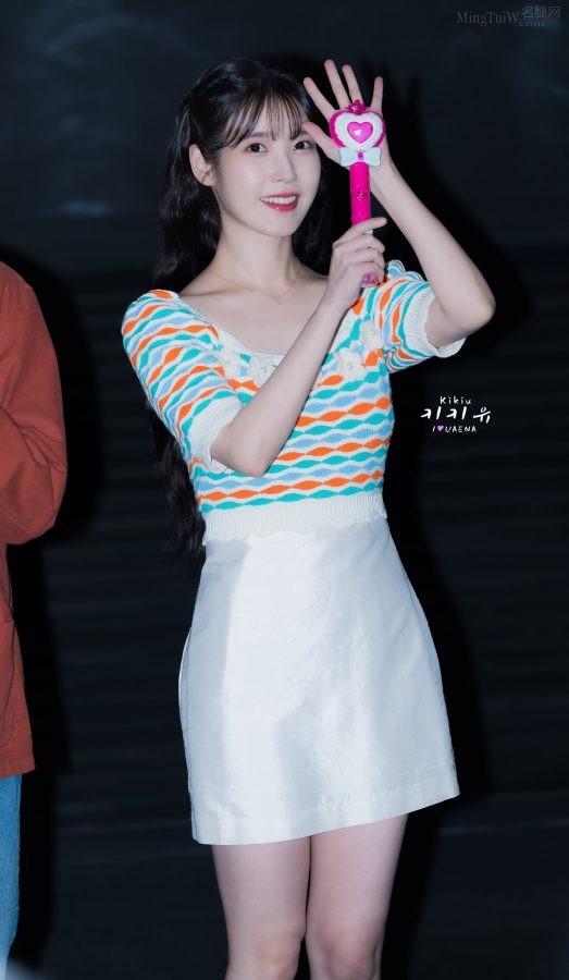韩国美女李知恩美白腿穿高跟皮靴外出被拍(9/13)