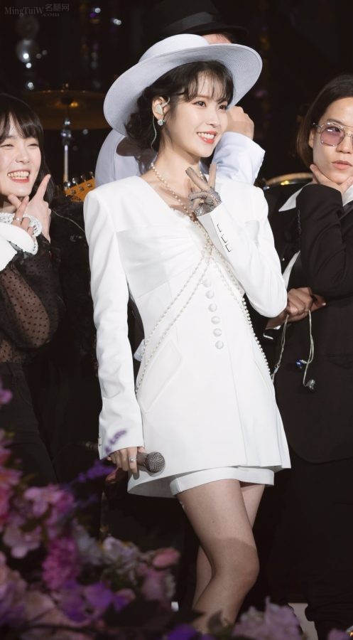 李知恩头戴白礼貌穿白裙美腿笔直(4/5)