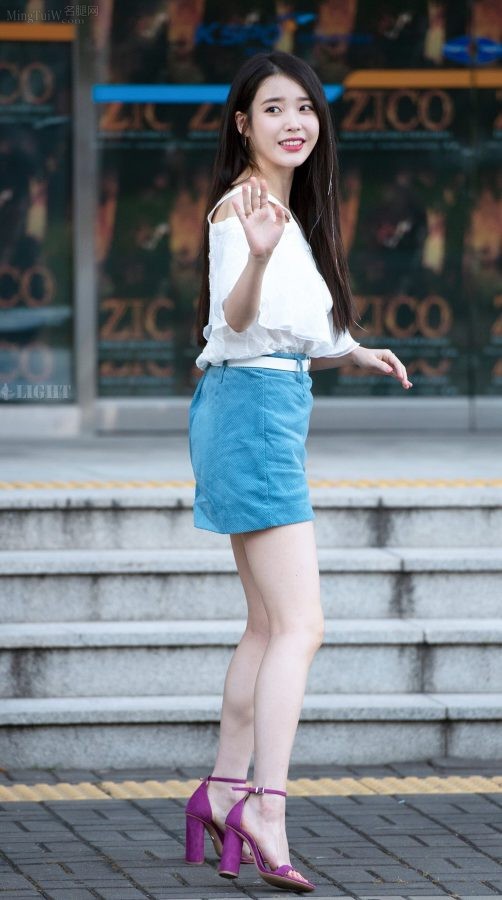Li Zhien wears a miniskirt and purple thick-heeled sandals, and her legs are fair and slender(1/12)