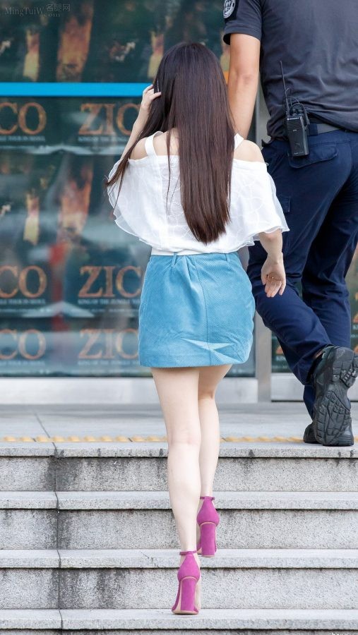 Li Zhien wears a miniskirt and purple thick-heeled sandals, and her legs are fair and slender(7/12)