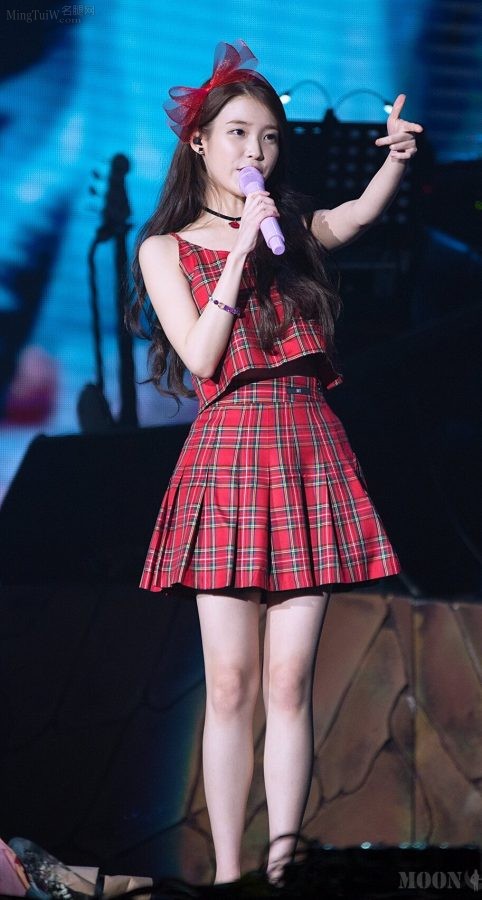 IU Lee Ji-eun wears a cute plaid skirt and has beautiful legs, slender and fair(1/24)