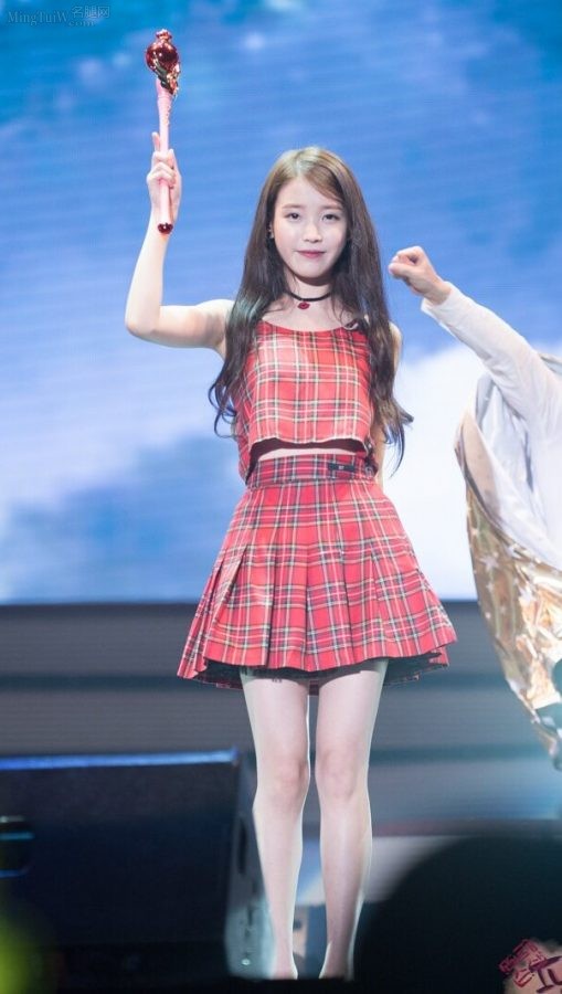 IU李知恩穿可爱格子裙美腿纤细白皙(10/24)