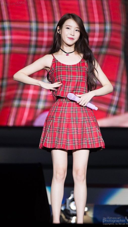 IU Lee Ji-eun wears a cute plaid skirt and has beautiful legs, slender and fair(21/24)