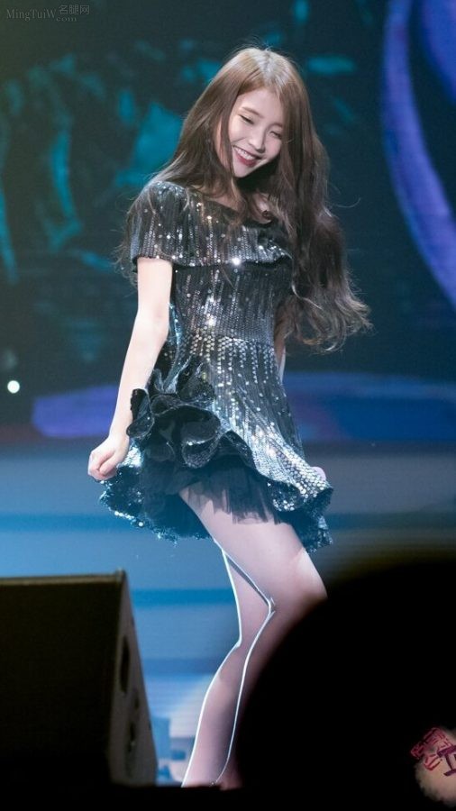 IU李知恩穿短裙高跟在台上演出（第9张/共11张）