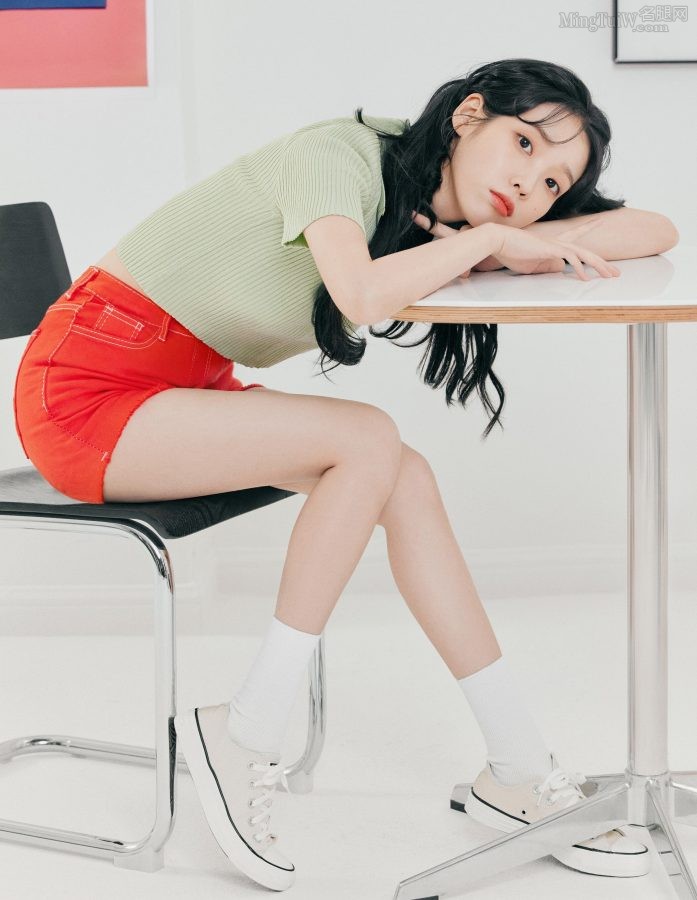 可爱美少女李知恩光滑纤细的美腿(1/2)