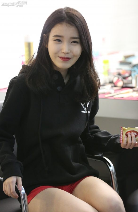 美女歌手李知恩少女腿修长(4/8)