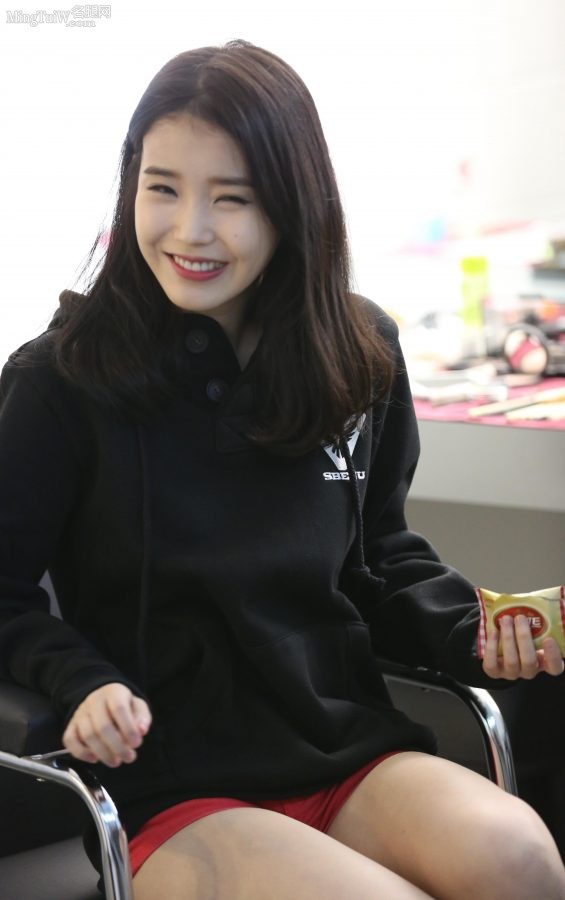 美女歌手李知恩少女腿修长(5/8)
