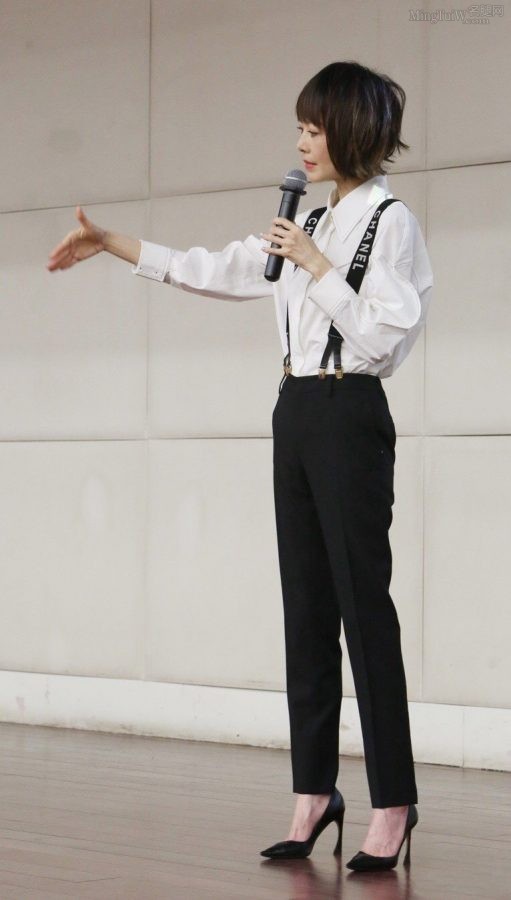 Female host Lu Yu wears suspenders and pointed stiletto heels(1/4)