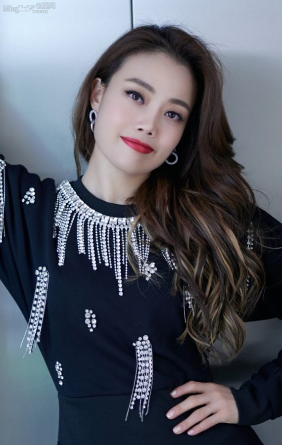 容祖儿时尚风范：她的波浪发与红唇交相辉映，迷人的玉腿搭配尖头高跟尽显优雅(2/3)