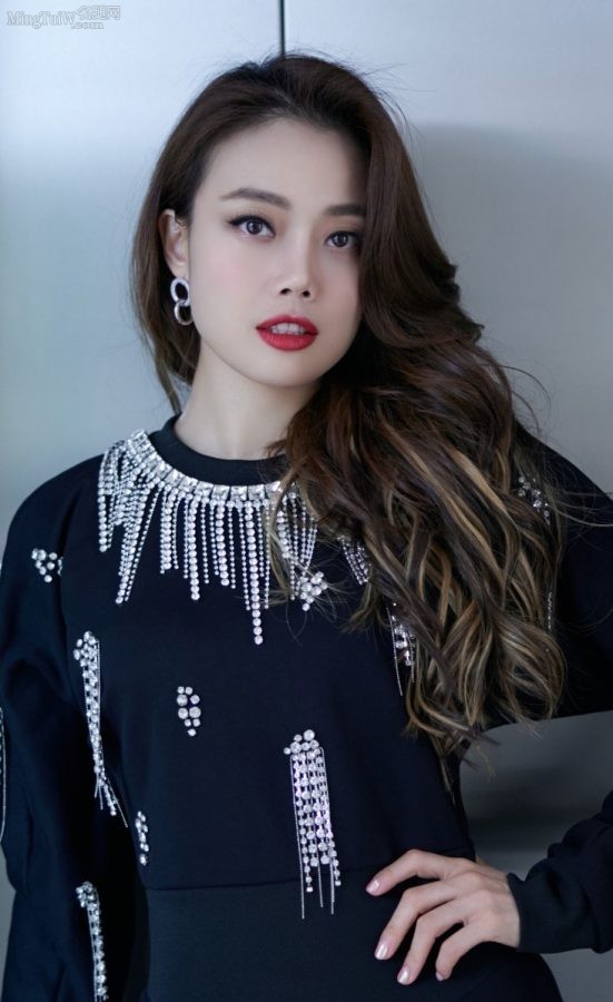 容祖儿时尚风范：她的波浪发与红唇交相辉映，迷人的玉腿搭配尖头高跟尽显优雅(3/3)