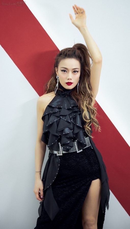 容祖儿马尾辫发型，性感开叉裙彰显出她引人注目的美腿(2/5)
